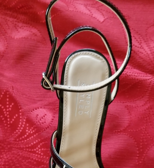 Simply Styled Black Shes - Picture 3 of 6